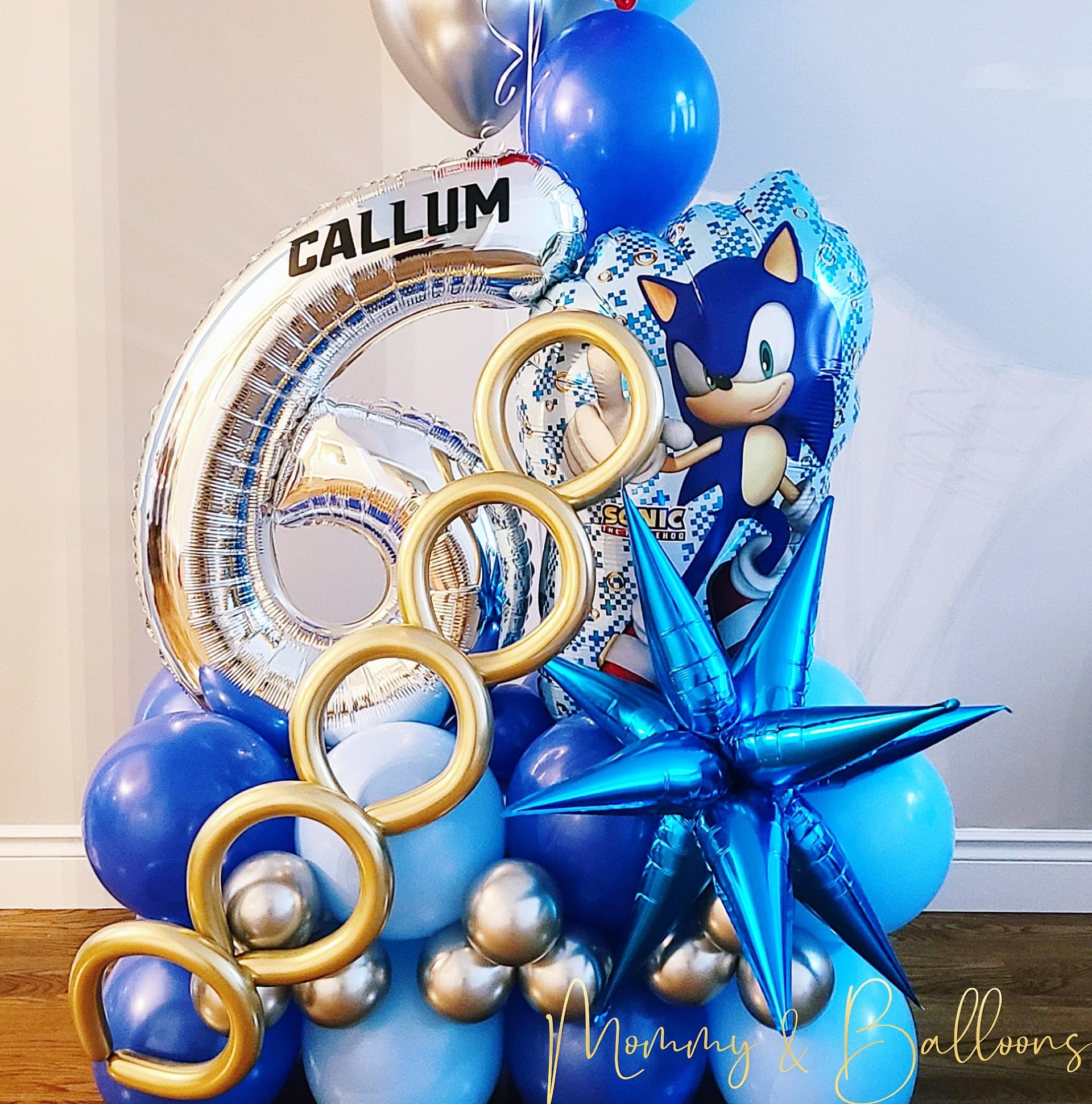 Cumpleaños Sonic 🎁🎈 Incluye: 🎈Backdrop personalizado 🎈Set de globos con  colores a tu elección 🎈Cilindros para pastel 🎈Número en…